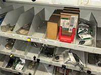 Auto onderdelen in rek - afbeelding 16 van  16