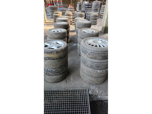 Autobanden met aluminium velgen 10x4 - afbeelding 3 van  12