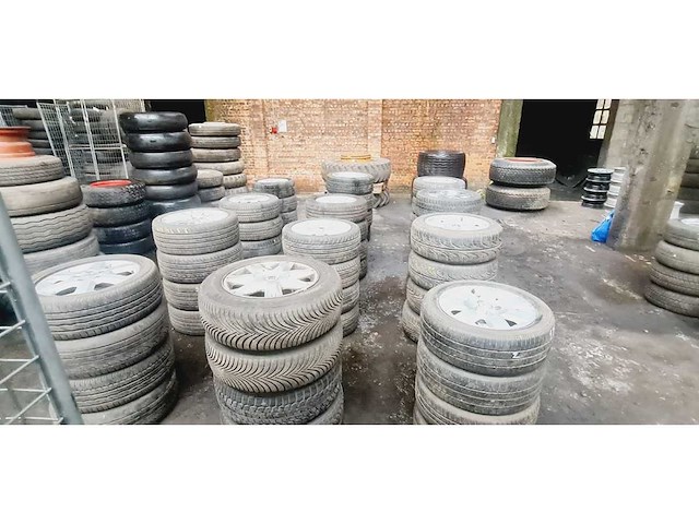 Autobanden met aluminium velgen 12x4 - afbeelding 1 van  25