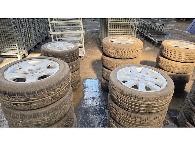 Autobanden met aluminium velgen 12x4 - afbeelding 12 van  15