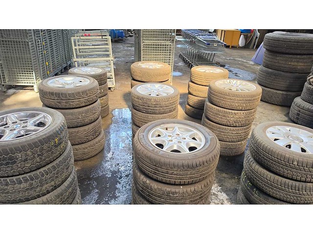 Autobanden met aluminium velgen 12x4 - afbeelding 13 van  15