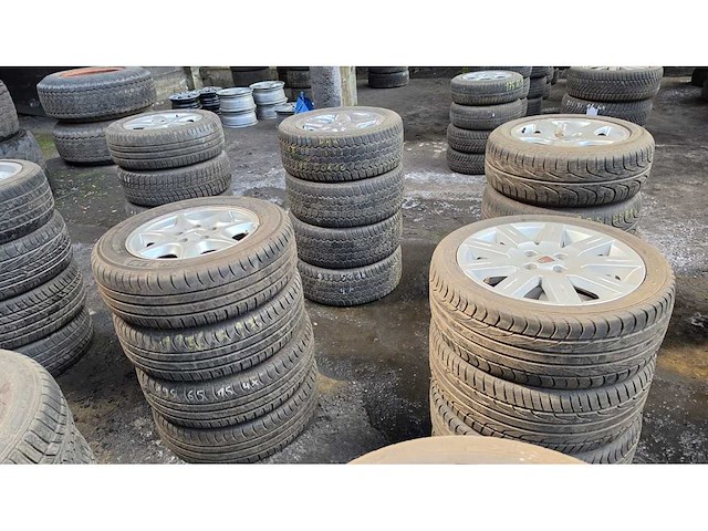 Autobanden met aluminium velgen 12x4 - afbeelding 9 van  15