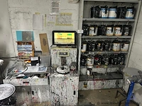 Automatische verfmengmachine jelemix paintmanager xi met geïntegreerde computer en paintmanager xi software. inclusief diverse rekken met verfblikken.
