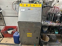Automatische verfreinigingsmachine safetykleen paintkleen automatic multi use m713. voorzien van een roestvrijstalen behuizing, een bedieningspaneel met drukmeter en timer, en een interne reinigingskuip met rooster. - afbeelding 1 van  3