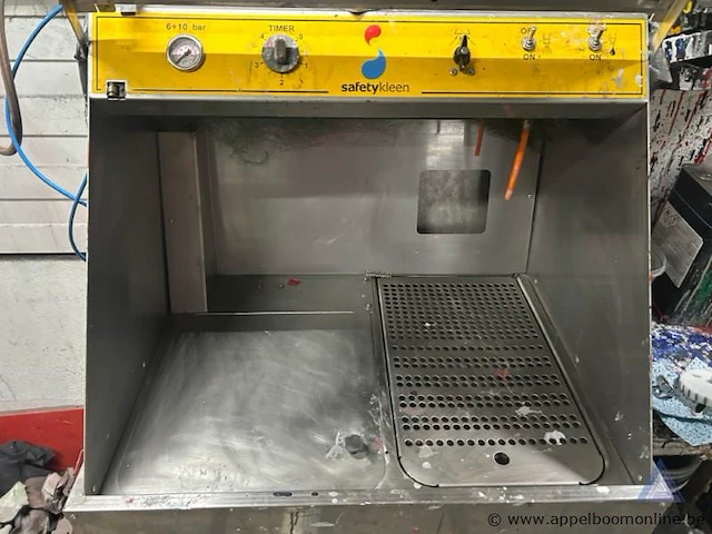 Automatische verfreinigingsmachine safetykleen paintkleen automatic multi use m713. voorzien van een roestvrijstalen behuizing, een bedieningspaneel met drukmeter en timer, en een interne reinigingskuip met rooster. - afbeelding 2 van  3