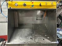 Automatische verfreinigingsmachine safetykleen paintkleen automatic multi use m713. voorzien van een roestvrijstalen behuizing, een bedieningspaneel met drukmeter en timer, en een interne reinigingskuip met rooster. - afbeelding 2 van  3