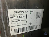 Automatische verfreinigingsmachine safetykleen paintkleen automatic multi use m713. voorzien van een roestvrijstalen behuizing, een bedieningspaneel met drukmeter en timer, en een interne reinigingskuip met rooster. - afbeelding 3 van  3