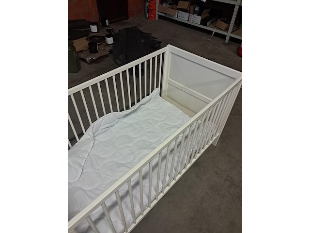 Babybed goede staat + donsdeken en matras l 1450 mm b 750 mm h 840 mm - afbeelding 1 van  4