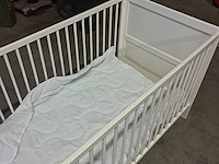 Babybed goede staat + donsdeken en matras l 1450 mm b 750 mm h 840 mm - afbeelding 1 van  4