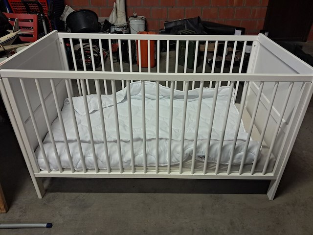 Babybed goede staat + donsdeken en matras l 1450 mm b 750 mm h 840 mm - afbeelding 2 van  4