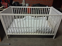 Babybed goede staat + donsdeken en matras l 1450 mm b 750 mm h 840 mm - afbeelding 2 van  4