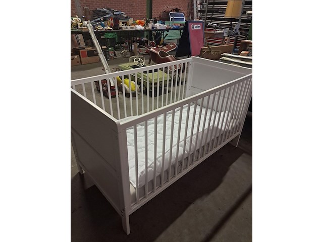 Babybed goede staat + donsdeken en matras l 1450 mm b 750 mm h 840 mm - afbeelding 3 van  4