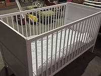 Babybed goede staat + donsdeken en matras l 1450 mm b 750 mm h 840 mm - afbeelding 3 van  4