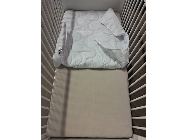 Babybed goede staat + donsdeken en matras l 1450 mm b 750 mm h 840 mm - afbeelding 4 van  4