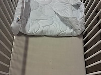 Babybed goede staat + donsdeken en matras l 1450 mm b 750 mm h 840 mm - afbeelding 4 van  4