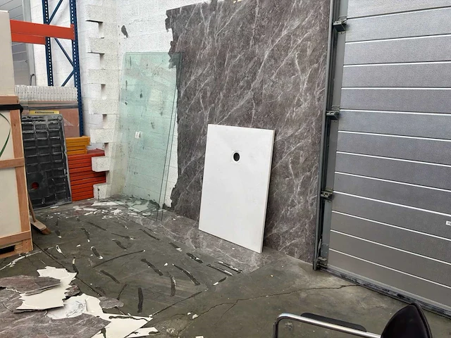Bad met douche / set van 18 wanddouches + douchebakken - afbeelding 12 van  20