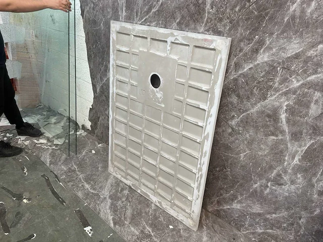 Bad met douche / set van 18 wanddouches + douchebakken - afbeelding 17 van  20