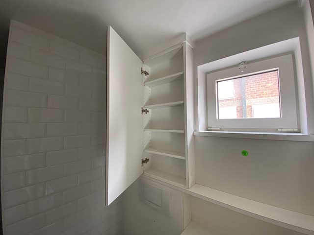 Badkamermeubel met spoeltafel - spiegelkasten - wc - afbeelding 4 van  8