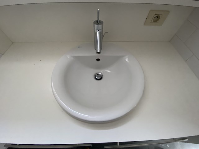 Badkamermeubel met spoeltafel - spiegelkasten - wc - afbeelding 6 van  8