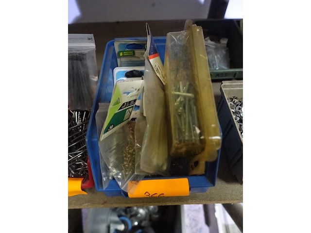 Bak diverse bouten en vijzen - afbeelding 7 van  10