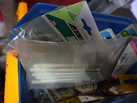 Bak diverse bouten en vijzen - afbeelding 9 van  10