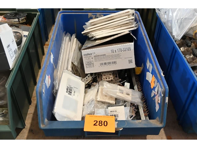 Bak diverse elektrisch materiaal - afbeelding 1 van  3