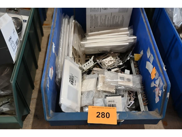 Bak diverse elektrisch materiaal - afbeelding 3 van  3