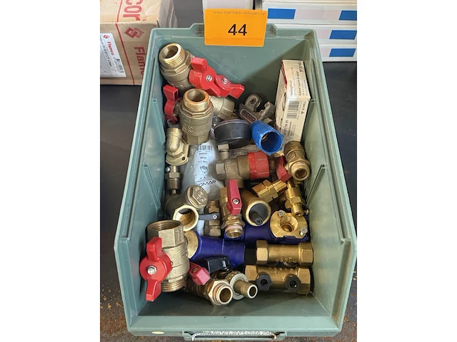 Bak diverse sanitair benodigdheden - afbeelding 1 van  3