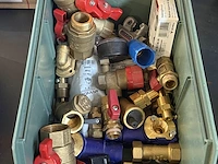 Bak diverse sanitair benodigdheden - afbeelding 1 van  3
