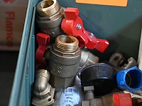 Bak diverse sanitair benodigdheden - afbeelding 3 van  3