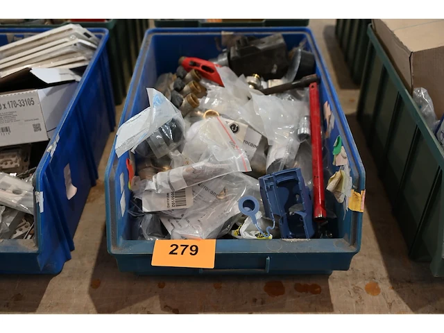 Bak diverse sanitair materiaal - afbeelding 1 van  3
