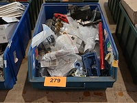 Bak diverse sanitair materiaal - afbeelding 1 van  3