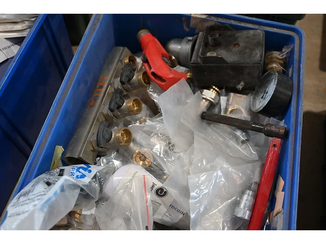 Bak diverse sanitair materiaal - afbeelding 2 van  3