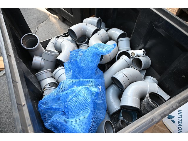 Bak diverse sanitaire hulpstukken - afbeelding 1 van  3