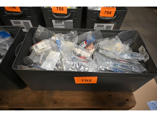 Bak diverse toebehoren sanitair - afbeelding 1 van  3