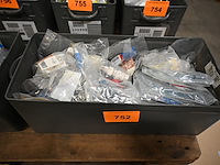 Bak diverse toebehoren sanitair - afbeelding 1 van  3