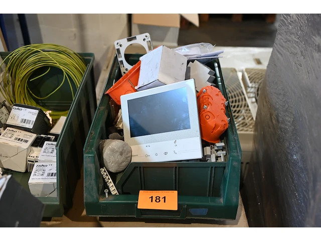 Bak diverse werkmateriaal - afbeelding 1 van  2