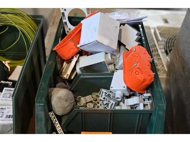 Bak diverse werkmateriaal - afbeelding 2 van  2