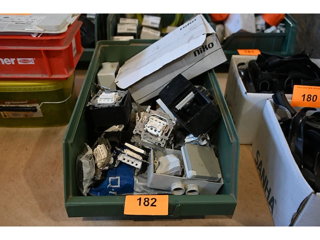 Bak diverse werkmateriaal - afbeelding 1 van  3