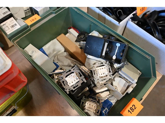 Bak diverse werkmateriaal - afbeelding 3 van  3