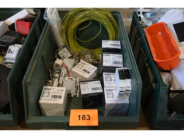 Bak diverse werkmateriaal - afbeelding 1 van  1