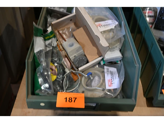 Bak diverse werkmateriaal - afbeelding 1 van  2