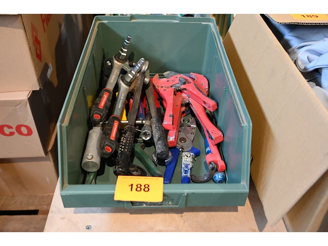 Bak diverse werkmateriaal - afbeelding 1 van  2