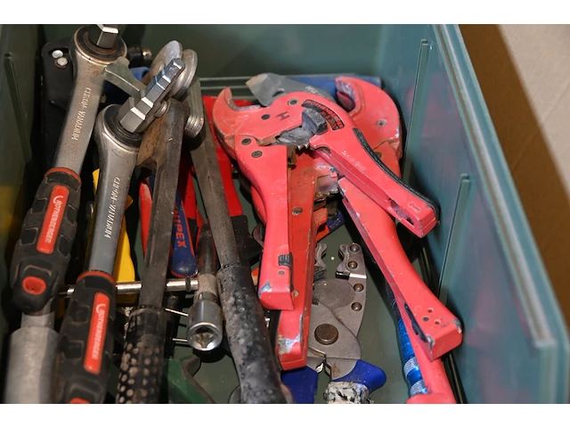 Bak diverse werkmateriaal - afbeelding 2 van  2