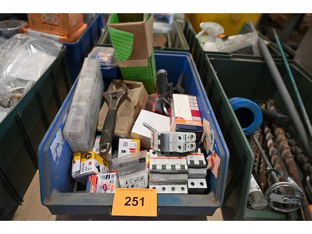 Bak diverse werkmateriaal - afbeelding 1 van  2