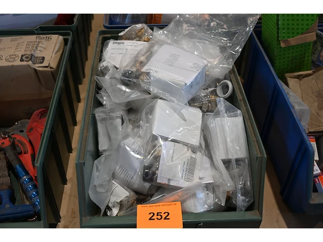 Bak diverse werkmateriaal - afbeelding 1 van  2