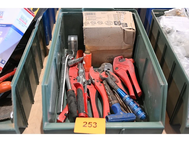 Bak diverse werkmateriaal - afbeelding 1 van  3
