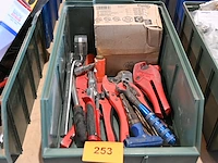 Bak diverse werkmateriaal - afbeelding 1 van  3