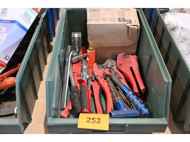 Bak diverse werkmateriaal - afbeelding 2 van  3