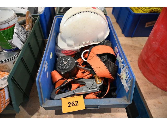 Bak diverse werkmateriaal - afbeelding 1 van  3